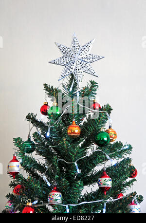 La parte superiore di un albero di Natale decorato con silver star. Foto Stock