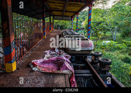 Abbandonato roller coaster abbandonati nel parco di divertimenti, Yangon, Myanmar Foto Stock