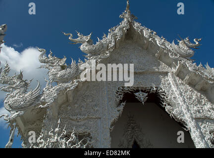 La bella Bianca tempio Wat Rong Khun, vicino a Chiang Rai, Thailandia. Foto Stock
