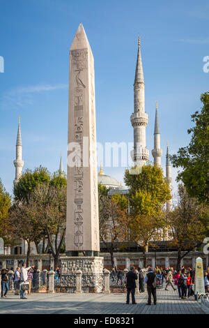 I minareti della Moschea Blu o di Sultan Ahmed moschea e l'obelisco egiziano di Istanbul, Turchia, Eurasia. Foto Stock