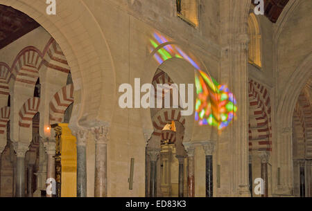 CORDOBA Andalusia Spagna moschea interno cattedrale con i colori da una vetrata proiettata su una parete Foto Stock