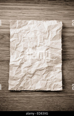 Carta stropicciata su sfondo di legno Foto Stock