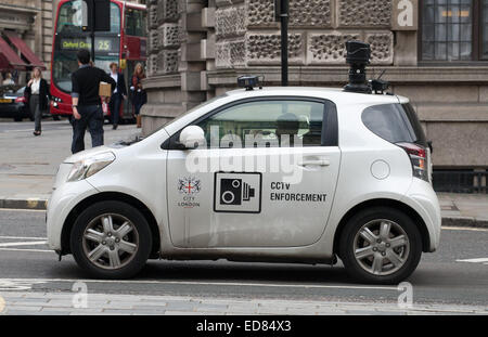 Città di Londra auto TVCC guida su Old Bailey Foto Stock