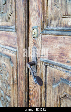 Porta in legno con impugnatura a mano Foto Stock