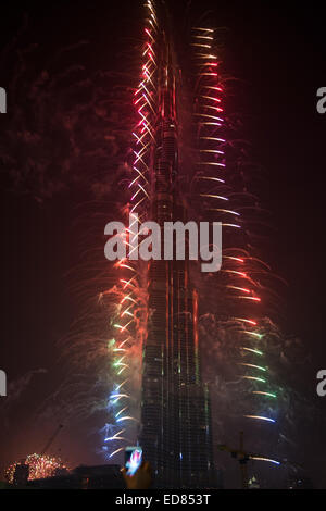 Dubai, EAU. Il 1 di gennaio 2015. Festa di Capodanno fuochi d'artificio a Burj Khalifa più alte del mondo Tower a Dubai Downtown on gennaio 01, 2015 in Dubai Emirati Arabi Uniti Credito: Anastasiya Zolotnitskaya/Alamy Live News Foto Stock
