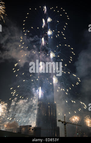 Dubai, EAU. Il 1 di gennaio 2015. Festa di Capodanno fuochi d'artificio a Burj Khalifa più alte del mondo Tower a Dubai Downtown on gennaio 01, 2015 in Dubai Emirati Arabi Uniti Credito: Anastasiya Zolotnitskaya/Alamy Live News Foto Stock