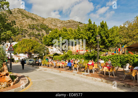 MIJAS PUEBLO Andalusia Spagna ristorante all'aperto e i clienti Foto Stock