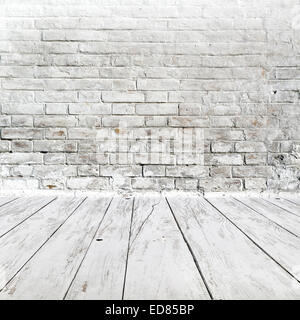 Vintage White Room interno con pareti in mattoni e pavimento in legno come sfondo per il product placement Foto Stock