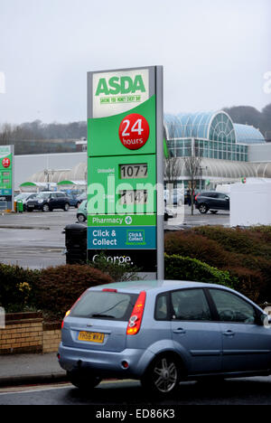 Brighton, Sussex, Regno Unito. Il 1 di gennaio 2015. - Gli automobilisti guidare passato un Asda store prezzo carburante sign in Brighton come supermercati cadere il loro i prezzi della benzina di un ulteriore 2p oggi Foto Stock