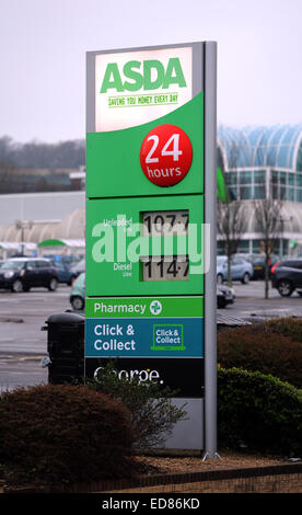 Brighton, Sussex, Regno Unito. Il 1 di gennaio 2015. - Un negozio Asda prezzo carburante sign in Brighton come supermercati cadere il loro i prezzi della benzina di un ulteriore 2p oggi Foto Stock