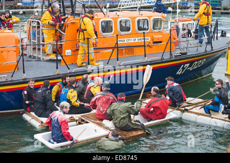 Poole, Dorset, Regno Unito. Il 1 di gennaio 2015. Una varietà di insolita craft per l'acqua di gara dalle fasi di casa doganale per le fasi di Lord Nelson e il Jolly Sailor, avendo divertimento gettare uova e farina, acqua di cottura di cannoni e il capovolgimento imbarcazioni concorrenti. Credito: Carolyn Jenkins/Alamy Live News Foto Stock