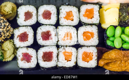 Piastra di Sushi con Makizushi (sushi arrotolato), verde edamame fagioli e Inarizushi Foto Stock