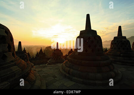 Silhouette di stupa antico tempio di Borobudur, con sunrise in Yogyakarta, Java, Indonesia. Foto Stock