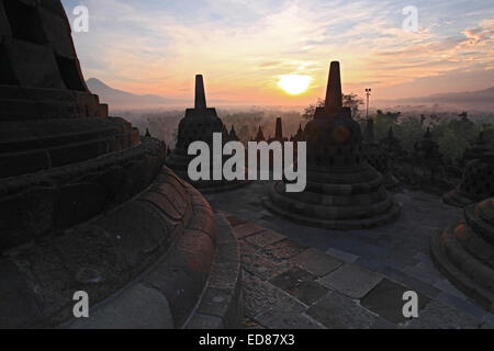 Silhouette di stupa antico tempio di Borobudur, sunrise in Yogyakarta, Java, Indonesia. Foto Stock