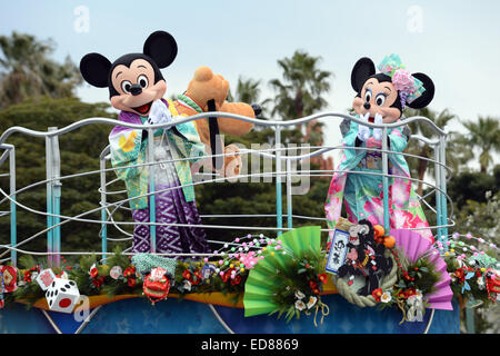 Tokyo. 1a gen, 2015. I personaggi Disney onda per ospiti su un galleggiante durante un nuovo anno sfilano a Tokyo Disneyland a Tokyo in Giappone il 1 gennaio 2015. © Ma Ping/Xinhua/Alamy Live News Foto Stock