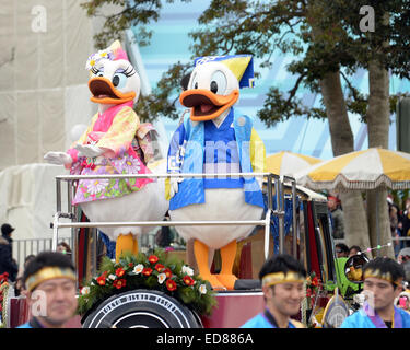 Tokyo. 1a gen, 2015. I personaggi Disney onda per ospiti su un galleggiante durante un nuovo anno sfilano a Tokyo Disneyland a Tokyo in Giappone il 1 gennaio 2015. © Ma Ping/Xinhua/Alamy Live News Foto Stock