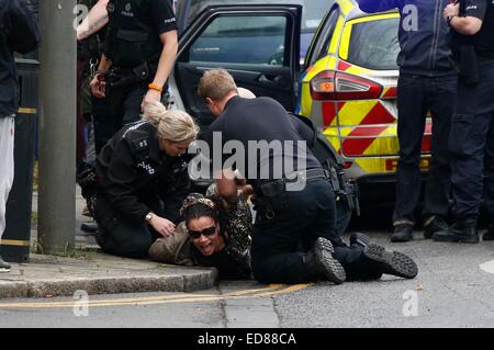 Una donna è trattenuta e arrestata dalla polizia per essere ubriaca e disordinata. 1 gennaio 2015 (esito dell'arresto sconosciuto) immagine di James Boardman. Foto Stock