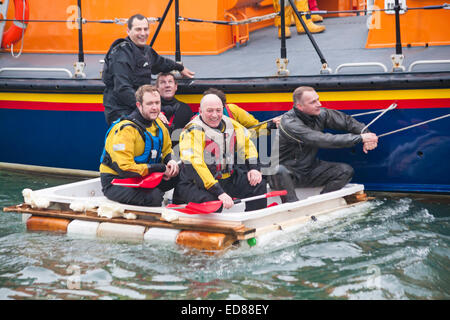 Poole, Dorset, Regno Unito. Il 1 di gennaio 2015. Una varietà di insolita craft per l'acqua di gara dalle fasi di casa doganale per le fasi di Lord Nelson e il Jolly Sailor, avendo divertimento gettare uova e farina, acqua di cottura di cannoni e il capovolgimento imbarcazioni concorrenti. Credito: Carolyn Jenkins/Alamy Live News Foto Stock