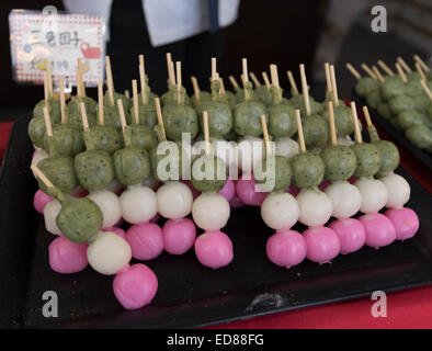 Festa di Capodanno al Santuario Futenma, Okinawa, in Giappone. Il 1 di gennaio 2015. Shanshoku dango (dolci di riso) Credito: Chris Willson/Alamy Live News Foto Stock