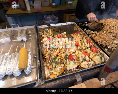 Festa di Capodanno al Santuario Futenma, Okinawa, in Giappone. Il 1 di gennaio 2015. Okonomiyaki servita fino ai visitatori. Credito: Chris Willson/Alamy Live News Foto Stock