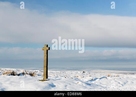 Croce di pietra a Westerdale, Blakey Ridge, North Yorkshire Moors sotto la neve nel dicembre 2014 Foto Stock