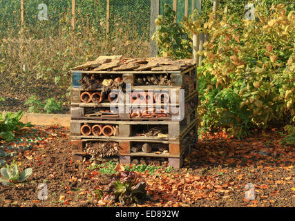 Nesting Box for Insects Made out of Pallets in the Gardens at Hidecote near the Village of Chipping Camden in the Cotswolds Foto Stock