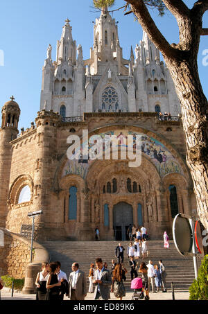 L'ingresso anteriore del Tempio Expiatori del Sagrat Cor, Barcellona, Spagna Foto Stock