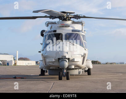 Marina reale olandese elicottero NH90 durante la visita a RNAS Culdrose Foto Stock