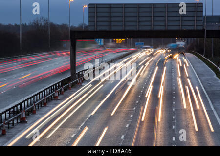 Ora di punta del traffico su autostrada M6 a Preston, Lancashire, Regno Unito. Foto Stock