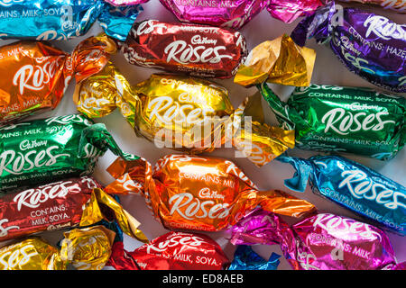Diffusione della Cadbury Roses cioccolatini rimosso dalla confezione aperta - Cadburys selezione Rose Foto Stock