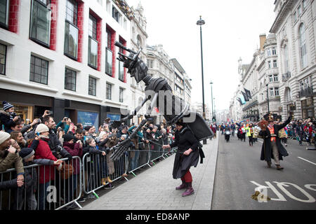 Londra, Regno Unito. Il 1 di gennaio 2015. Londra il primo giorno del nuovo anno Parade 2015, Londra, Inghilterra, Regno Unito esecutori "Sotto la tua propria di vapore" dal borgo di Enfield prendere parte al London's New Year's Parade 2015 con il tema dei trasporti di Londra 'in movimento' dotate di marching band, ballerini e una miriade di veicoli di tutte le forme e dimensioni. Credito: Jeff Gilbert/Alamy Live News Foto Stock