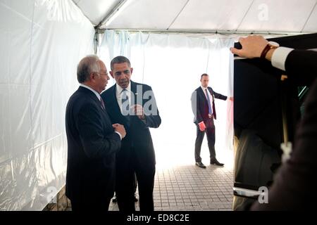 Il Presidente Usa Barack Obama dice addio al Primo ministro Mohammed Najib Abdul Razak della Malesia Aprile 28, 2014 a Kuala Lumpur, Malesia. Foto Stock