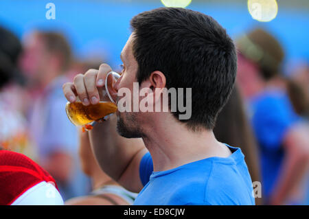 BENICASSIM, Spagna - 19 Luglio: un uomo dalla folla si beve un bicchiere di birra al FIB (Festival Internacional de Benicassim) 2013. Foto Stock