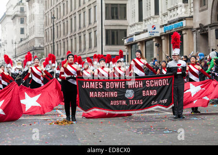 Gli artisti interpreti o esecutori dal James Bowie High School Marching Band da Austin, Texas marzo giù Piccadilly durante il London Capodanno sfilata il 1 gennaio 2015. Foto Stock