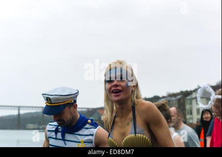South Queensferry, Edinburgh, Regno Unito. 01 gen 2015. Giorno di nuovi anni nuotare 'Loony Dook' Credit: Keith Lloyd Davenport/Alamy Live News Foto Stock