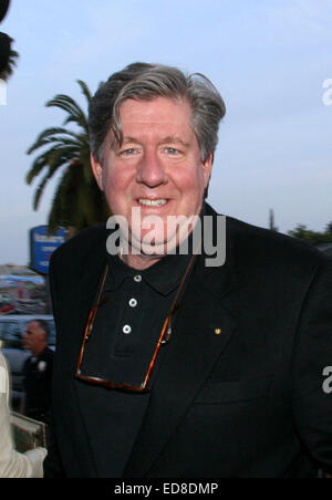 File. 31 dic 2014. EDWARD HERRMANN (Luglio 21, 1943 - 31 dicembre 2014) era un attore americano, regista, scrittore e comico, meglio conosciuto per il suo Emmy-nominato raffigurazioni di Franklin D. Roosevelt sulla televisione, Richard Gilmore in Gilmore Girls, un onnipresente narratore per programmi storici su History Channel e in tali produzioni di PBS come Nova, e come un portavoce per la Dodge automobili negli anni novanta. Nella foto - 10 Apr 2002 - Los Angeles, California, Stati Uniti - Attore Edward Herrmann alla premiere di 'il gatto Miao miao!". © Robert Millard/ZUMA filo/Alamy Live News Foto Stock