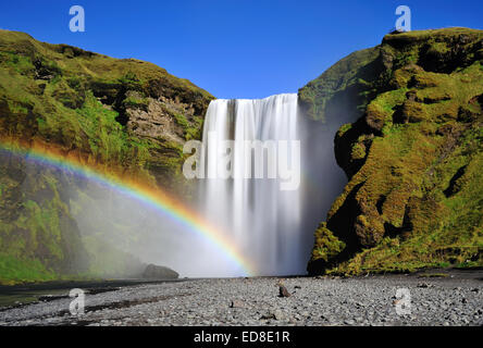 Lunga esposizione della famosa cascata Skogafoss in Islanda Foto Stock