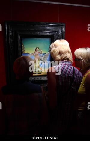 I visitatori che desiderano al Leda atomica dipinto di Salvador Dalí presso il Teatro Museo Dalã Dalí a Figueres, Spagna, 20 agosto 2014 Foto Stock