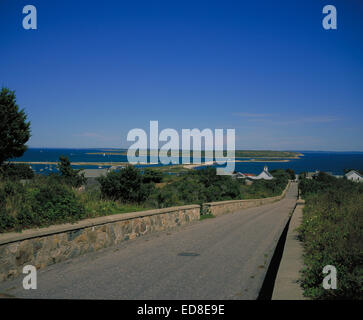 Foto della strada verso la cima dell'isola di Cuttyhunk, Massachusetts. La vista è guardando ad est verso il resto delle isole Foto Stock