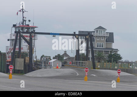 Ocracoke, NC ferry dock intorno all alba di un giorno nuvoloso Foto Stock