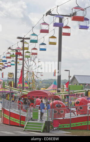 Le persone godono il colorato North Carolina Mountain State Fair rides Foto Stock