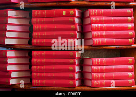 Pila di libri inno in chiesa, England Regno Unito Foto Stock