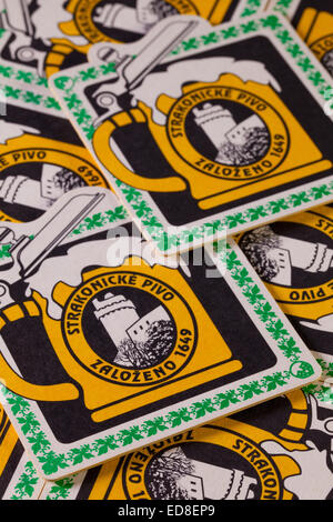 Brno,Republic-August ceca 1,2014:Beermats da Strakonice birra.La Strakonice borghesi birreria è l'ultimo la fabbrica di birra della Repubblica ceca Foto Stock