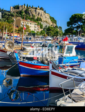 Porto di Cassis, villaggio di Cassi, sud della Francia, in Provenza, nei pressi di Marsiglia Foto Stock