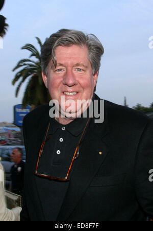 Dicembre 31, 2014 - File - EDWARD HERRMANN (Luglio 21, 1943 - 31 dicembre 2014) era un attore americano, regista, scrittore e comico, meglio conosciuto per il suo Emmy-nominato raffigurazioni di Franklin D. Roosevelt sulla televisione, Richard Gilmore in Gilmore Girls, un onnipresente narratore per programmi storici su History Channel e in tali produzioni di PBS come Nova, e come un portavoce per la Dodge automobili negli anni novanta. Nella foto - 10 Apr 2002 - Los Angeles, California, Stati Uniti - Attore Edward Herrmann alla premiere di 'il gatto Meow." (credito Immagine: Robert Millard/ZUMA filo) Foto Stock