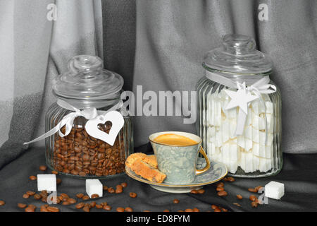 Tazza di caffè a cuore bianco, zucchero e caffè in grani Foto Stock