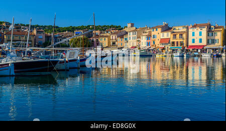 Porto di Cassis, villaggio di Cassi, sud della Francia, in Provenza, nei pressi di Marsiglia Foto Stock