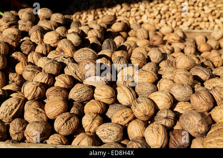 "Un' accozzaglia di dadi per contribuire a celebrare la festa di Natale impilati su un mercato in stallo in un paese cretese Foto Stock