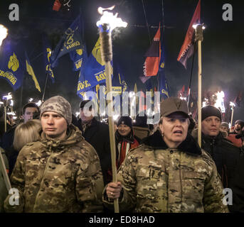 Kiev, 1 gennaio 2015. La fiaccolata in onore del compleanno di Stepan Bandera si è tenuto nel centro della citta'. Vi hanno partecipato circa 4 mila persone. 1a gen, 2015. più di due volte in meno di un anno fa. In marzo è stato frequentato da due parti - ''libertà'' e riconosciuto in Russia estremismo ''settore destro. © Igor Golovniov/ZUMA filo/Alamy Live News Foto Stock