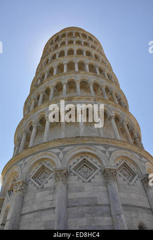 Torre pendente di Pisa, Italia contro un cielo blu, bloccando il sole Foto Stock